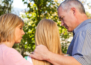 Anne babalar çocuklarına nasıl yaklaşmalı?