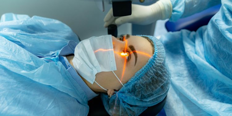 Bahar alerjileri lazer göz cerrahisine talebi artırıyor